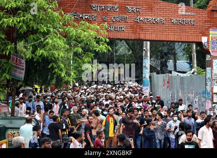 Chittagong, Kotwali, Bangladesh. 31 juillet 2024. Dans le cadre du mouvement en faveur de la réforme des quotas, les coordinateurs ont protesté devant le bâtiment de l'avocat des locaux du tribunal sous le commissariat de police de Kotwali de la ville de Chittagong dans le cadre du programme de marche « Marche pour la justice » au tribunal, sur le campus et sur l'autoroute. Un groupe d'avocats s'est joint aux manifestants. Plus tard, les agitateurs ont complété le programme en marchant autour de la route de Kotwali. Le programme «Marche pour la justice» a été appelé dans le cadre du programme pré-annoncé des agitateurs pour exiger des revendications en 9 points contre les attaques et les meurtres de Banque D'Images