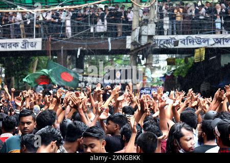 Chittagong, Kotwali, Bangladesh. 31 juillet 2024. Dans le cadre du mouvement en faveur de la réforme des quotas, les coordinateurs ont protesté devant le bâtiment de l'avocat des locaux du tribunal sous le commissariat de police de Kotwali de la ville de Chittagong dans le cadre du programme de marche « Marche pour la justice » au tribunal, sur le campus et sur l'autoroute. Un groupe d'avocats s'est joint aux manifestants. Plus tard, les agitateurs ont complété le programme en marchant autour de la route de Kotwali. Le programme «Marche pour la justice» a été appelé dans le cadre du programme pré-annoncé des agitateurs pour exiger des revendications en 9 points contre les attaques et les meurtres de stu Banque D'Images