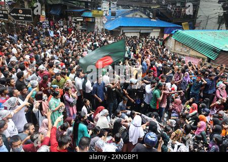 Chittagong, Kotwali, Bangladesh. 31 juillet 2024. Dans le cadre du mouvement en faveur de la réforme des quotas, les coordinateurs ont protesté devant le bâtiment de l'avocat des locaux du tribunal sous le commissariat de police de Kotwali de la ville de Chittagong dans le cadre du programme de marche « Marche pour la justice » au tribunal, sur le campus et sur l'autoroute. Un groupe d'avocats s'est joint aux manifestants. Plus tard, les agitateurs ont complété le programme en marchant autour de la route de Kotwali. Le programme «Marche pour la justice» a été appelé dans le cadre du programme pré-annoncé des agitateurs pour exiger des revendications en 9 points contre les attaques et les meurtres de haras Banque D'Images
