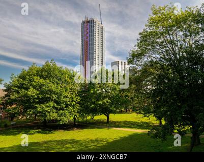 Vue aérienne d'un grand chantier de construction Victoria Riverside avec plusieurs gratte-ciel en construction à Manchester Banque D'Images