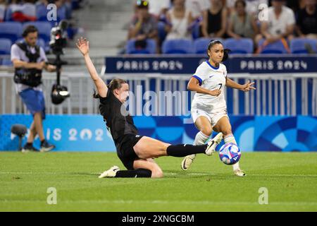 Lyon, France. 31 juillet 2024. Lyon, France, 31 juillet 2024 : bataille pour le ballon lors des Jeux Olympiques Paris 2024 Groupe féminin Un match de football entre la Nouvelle-Zélande et la France au stade de Lyon à Lyon, France. (ANE Frosaker/SPP) crédit : SPP Sport Press photo. /Alamy Live News Banque D'Images
