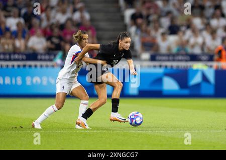 Lyon, France. 31 juillet 2024. Lyon, France, 31 juillet 2024 : bataille pour le ballon lors des Jeux Olympiques Paris 2024 Groupe féminin Un match de football entre la Nouvelle-Zélande et la France au stade de Lyon à Lyon, France. (ANE Frosaker/SPP) crédit : SPP Sport Press photo. /Alamy Live News Banque D'Images