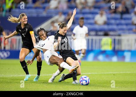 Lyon, France. 31 juillet 2024. Lyon, France, 31 juillet 2024 : bataille pour le ballon lors des Jeux Olympiques Paris 2024 Groupe féminin Un match de football entre la Nouvelle-Zélande et la France au stade de Lyon à Lyon, France. (ANE Frosaker/SPP) crédit : SPP Sport Press photo. /Alamy Live News Banque D'Images