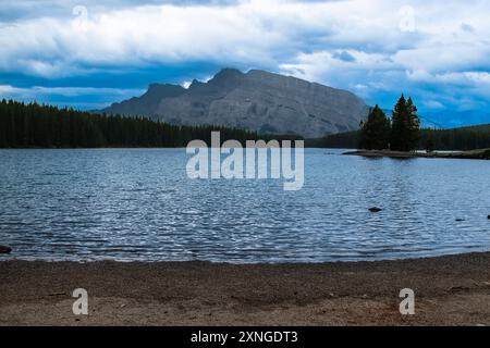 Lac Minnewanka du Canada Banque D'Images