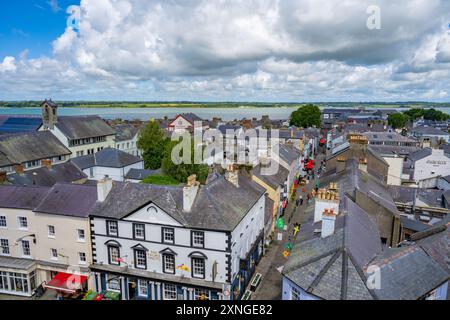 Vue à travers les toits de Caernarfon vers Anglesea depuis les murs du château de Caernarfon Banque D'Images