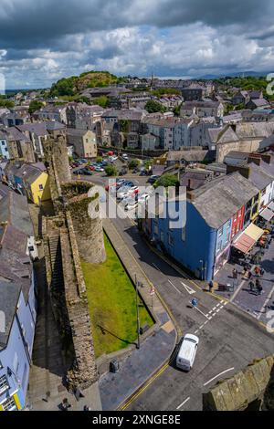 Vue sur les toits de Caernarfon depuis les murs du château de Caernarfon Banque D'Images