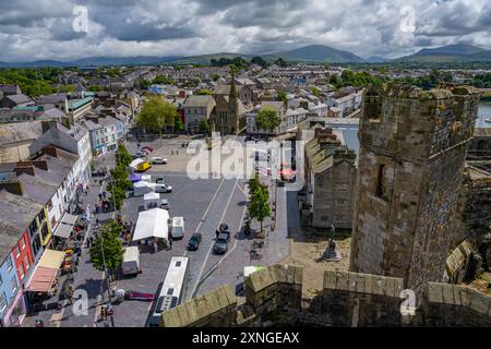 Vue sur les toits et la place du marché Caernarfon depuis les murs du château de Caernarfon Banque D'Images