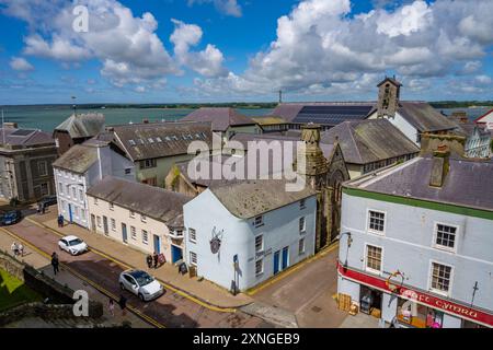 Vue à travers les toits de Caernarfon vers Anglesea depuis les murs du château de Caernarfon Banque D'Images