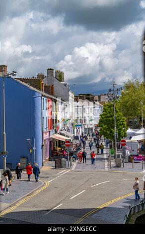 Vue sur les toits et la place du marché Caernarfon depuis les murs du château de Caernarfon Banque D'Images