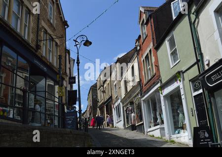 Je regarde Catherine Hill à Frome. Somerset, Angleterre, Royaume-Uni. 18 juin 2024. Banque D'Images