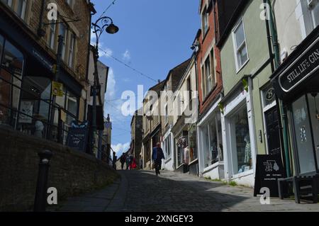 Je regarde Catherine Hill à Frome. Somerset, Angleterre, Royaume-Uni. 18 juin 2024. Banque D'Images