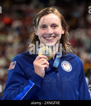 L'américaine Katie Ledecky pose avec sa médaille d'or après avoir ...