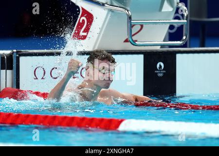 Le Français Léon Marchand célèbre sa victoire sur la finale du 200 m brasse masculin à la Défense Arena de Paris, le cinquième jour des Jeux Olympiques de Paris 2024 en France. Date de la photo : mercredi 31 juillet 2024. Banque D'Images