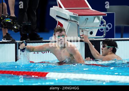 Le Français Léon Marchand célèbre sa victoire sur la finale du 200 m brasse masculin à la Défense Arena de Paris, le cinquième jour des Jeux Olympiques de Paris 2024 en France. Date de la photo : mercredi 31 juillet 2024. Banque D'Images