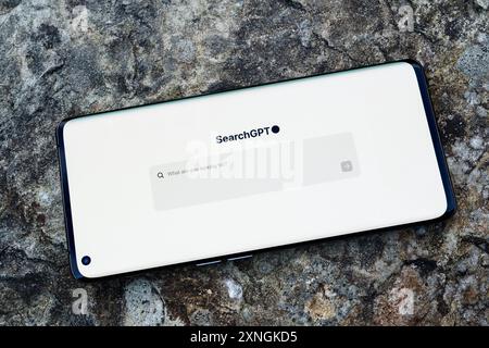 Smartphone avec page SearchGPT vu placé sur la roche naturelle texturée. Stafford, Royaume-Uni, 31 juillet 2024 Banque D'Images