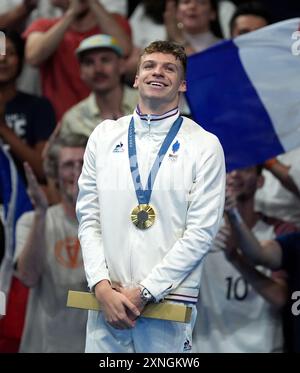 Le Français Leon Marchand après avoir remporté la finale masculine du 200 m brasse à la Défense Arena de Paris, le cinquième jour des Jeux Olympiques de Paris 2024 en France. Date de la photo : mercredi 31 juillet 2024. Banque D'Images