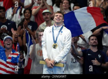 Le Français Leon Marchand après avoir remporté la finale masculine du 200 m brasse à la Défense Arena de Paris, le cinquième jour des Jeux Olympiques de Paris 2024 en France. Date de la photo : mercredi 31 juillet 2024. Banque D'Images