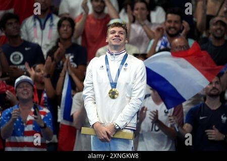 Le Français Leon Marchand après avoir remporté la finale masculine du 200 m brasse à la Défense Arena de Paris, le cinquième jour des Jeux Olympiques de Paris 2024 en France. Date de la photo : mercredi 31 juillet 2024. Banque D'Images