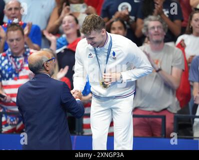 Paris, France. 31 juillet 2024. Le médaillé d'or de la finale du 200 m brasse masculin Leon Marchand, de France, reçoit sa médaille sur le podium aux Jeux Olympiques de Paris 2024 à l'Arena le Defense à Paris, France, le mardi 31 juillet 2024. Photo de Richard Ellis/UPI crédit : UPI/Alamy Live News Banque D'Images