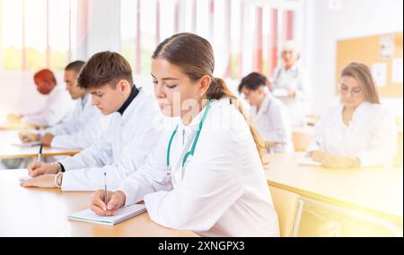 Portrait de médecins différents âge qui écrit exercices à la leçon Banque D'Images