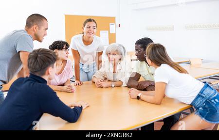 Groupe de personnes participant à un cours de langue Banque D'Images