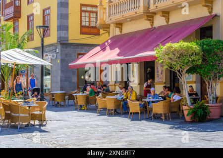 Une scène de café dynamique à Puerto de la Cruz, Tenerife, situé dans une rue latérale près de l'église principale. Banque D'Images