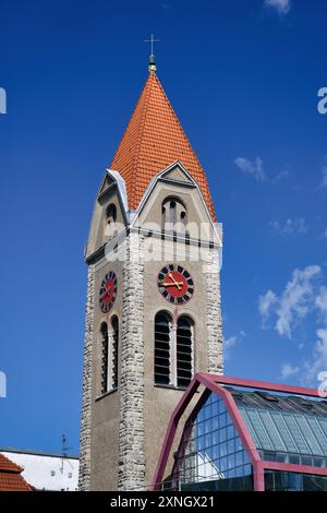 La tour frappante avec des tuiles rouges sur la flèche de l'église de la Résurrection du Christ des vieux catholiques à Cologne Banque D'Images