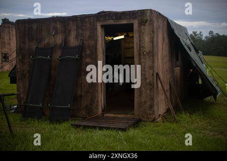 Sur la photo, une installation médicale de rôle 1 est utilisée par une équipe de soldat avec le 129th Medical Company Area support (MCAS), Camp Shelby, le 26 juillet 2024. Les zones de rôle 1 sont des configurations mobiles qui se déplacent vers le bas de portée avec des soldats déployés sur le terrain. Les soins du rôle 1 peuvent être fournis à l'arrière d'un camion, d'une tente ou de toute structure rigide disponible que les équipes médicales peuvent trouver. (Photo de la Garde nationale de l'armée américaine par le sergent d'état-major Jaccob Hearn) Banque D'Images