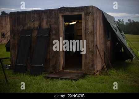 Sur la photo, une installation médicale de rôle 1 est utilisée par une équipe de soldat avec le 129th Medical Company Area support (MCAS), Camp Shelby, le 26 juillet 2024. Les zones de rôle 1 sont des configurations mobiles qui se déplacent vers le bas de portée avec des soldats déployés sur le terrain. Les soins du rôle 1 peuvent être fournis à l'arrière d'un camion, d'une tente ou de toute structure rigide disponible que les équipes médicales peuvent trouver. (Photo de la Garde nationale de l'armée américaine par le sergent d'état-major Jaccob Hearn) Banque D'Images