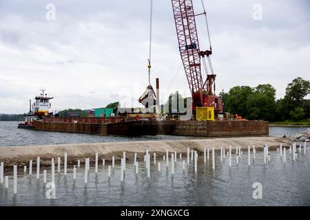 Les entrepreneurs du U.S. Army corps of Engineers District de Pittsburgh utilisent diverses barges flottantes pour forer, démolir et enlever le barrage à crête fixe des écluses de la rivière Monongahela et du barrage 3 à Elizabeth, Pennsylvanie, le 29 juillet 2024. Le district de Pittsburgh a d'abord brisé le barrage à l'aide d'explosifs contrôlés le 10 juillet. Le district, tout en travaillant avec l'entrepreneur, ouvrira un chenal de navigation de 100 pieds de large à travers le barrage existant, rétablissant un tirant d'eau de 9 pieds pour permettre la navigation commerciale à travers le barrage sans utiliser l'écluse. Le district s'est engagé à compléter la channe de 100 pieds Banque D'Images