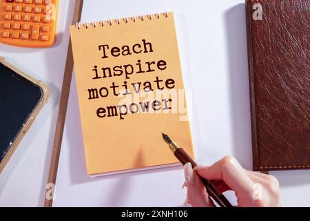 Enseigner inspire motiver Empower, typographie de mots de texte écrit sur papier sur fond de bois, la vie et le concept d'inspiration de motivation d'entreprise Banque D'Images