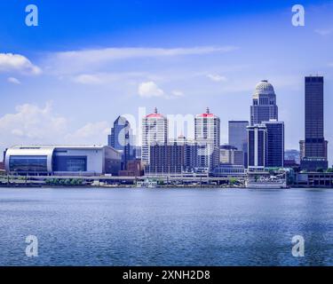 Horizon de Louisville depuis Falls of the Ohio Park sur le côté Indiana de la rivière Ohio Banque D'Images