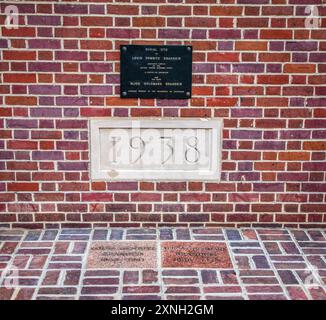 Lieu de sépulture du juge Louis Brandeis et de son épouse à côté de l'entrée de la faculté de droit de l'Université de Louisville. Le juge Brandeis a été le premier je Banque D'Images