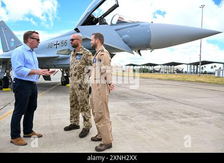 Honolulu, États-Unis. 31 juillet 2024. Le ministre de la Défense Boris Pistorius (G, SPD) s’entretient avec le pilote (R) et le technicien de la base aérienne de Hickam devant un Eurofighter allemand participant à la Rim of the Pacific (RIMPAC). RIMPAC se déroule autour des îles d'Hawaï depuis juin 26 et se poursuivra jusqu'au 2 août 2024. Crédit : Soeren Stache/dpa/Alamy Live News Banque D'Images