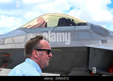 Honolulu, États-Unis. 31 juillet 2024. Le ministre de la Défense Boris Pistorius (SPD) passe devant un avion de chasse US F22 Raptor participant au Rim of the Pacific (RIMPAC) à la base aérienne de Hickam. RIMPAC se déroule autour des îles d'Hawaï depuis juin 26 et se poursuivra jusqu'au 2 août 2024. Crédit : Soeren Stache/dpa/Alamy Live News Banque D'Images