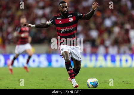 Rio de Janeiro, Brésil. 31 juillet 2024. RIO DE JANEIRO, BRÉSIL - JUILLET 31 : GERSON de Flamengo contrôle le ballon pendant le match entre Flamengo et Palmeiras dans le cadre de la Copa do Brasil 2024 au stade Maracana le 31 juillet 2024 à Rio de Janeiro, Brésil. Crédit : Ruano Carneiro/Alamy Live News Banque D'Images