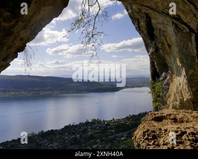 Grotte des Sarrasins à Veyrier du Lac dans la région d'Annecy en haute Savoie. Vue panoramique sur le lac depuis la grotte Banque D'Images