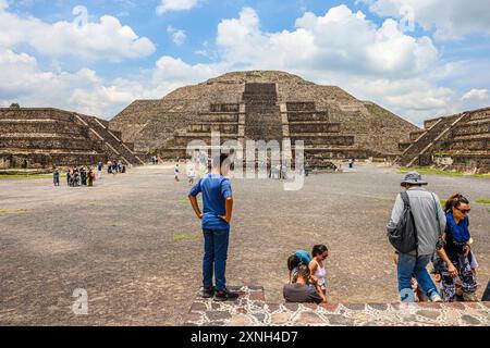 Pyramide de la Lune à San Martin de las Pirámides dans la zone archéologique de Teotihuacán Mexique, la ville avec les plus grandes pyramides de Mésoamérique dans l'État de Mexico. Autour de lui se trouve la Pyramide du Soleil, le Serpent à plumes ou Quetzalcoatl et le Palais de Quetzalpapálotl. Base pyramidale, Archéologie, architecture. Bâtiment en pierre, village ... (photo Luis Gutierrez/ Norte photo) Pirámide de la Luna en San Martín de las Pirámides en zona Arqueológica de Teotihuacán Mexico, Ronald Gutierrez Banque D'Images