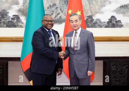 Pékin, Chine. 31 juillet 2024. Le ministre chinois des Affaires étrangères Wang Yi, également membre du Bureau politique du Comité central du Parti communiste chinois, s'entretient avec Mulambo Haimbe, ministre zambien des Affaires étrangères et de la coopération internationale, à Beijing, capitale de la Chine, le 31 juillet 2024. Crédit : Liu Bin/Xinhua/Alamy Live News Banque D'Images