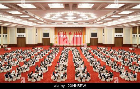 Pékin, Chine. 31 juillet 2024. Une grande réception pour célébrer le 97e anniversaire de fondation de l'Armée populaire de libération de la Chine (APL) est organisée par le ministère de la Défense nationale au Grand Hall du peuple à Pékin, capitale de la Chine, le 31 juillet 2024. POUR ALLER AVEC "le chef de la défense de la Chine dit que l'APL est prêt à dissuader, briser toute activité séparatiste" crédit : Yang Jiahui/Xinhua/Alamy Live News Banque D'Images