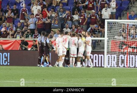 31 juillet 2024, Harrison, New Jersey, USA : (SPO) Red Bull Leipzig vs Aston Villa Friendly. 31 juillet 2024, Harrison, New Jersey, USA : Luis Openda (#11) de Leipzig a marqué et célèbre son but avec ses coéquipiers lors d'un match amical entre Red Bull Leipzig et Aston Villa mercredi (31) au Red Bull Arena de Harrison, New Jersey. Les équipes sont en tournée de pré-saison aux États-Unis. C'est cependant le premier match de pré-saison de Leipzig. Le résultat de la dernière réunion des deux équipes a été RB Leipzig 1-3 Aston Villa (3 août 2019) - amical. Crédit : Niyi Fote/Thenews2 (crédit image : © Banque D'Images