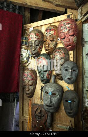 Masques ornementaux sculptés dans une boutique de souvenirs de Lemo, North Toraja, South Sulawesi, Indonésie. Banque D'Images