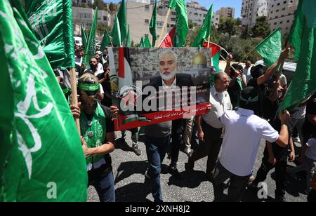 Pékin, Chine. 31 juillet 2024. Les gens prennent part à une manifestation contre l'assassinat du chef du Politburo du Hamas, Ismail Haniyeh, à Hébron, en Cisjordanie, le 31 juillet 2024. Crédit : Mamoun Wazwaz/Xinhua/Alamy Live News Banque D'Images