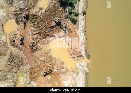 Pékin, Chine. 31 juillet 2024. Une photo prise par un drone aérien le 31 juillet 2024 montre le site d'un projet de restauration d'une digue brisée dans la rivière Juanshui dans le comté de Xiangtan, dans la province du Hunan, au centre de la Chine. Crédit : Chen Sihan/Xinhua/Alamy Live News Banque D'Images