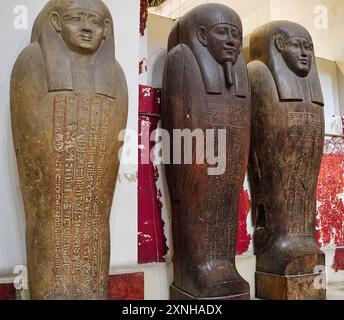 Le Caire, Egypte, 31 décembre 2019-cercueils sarcophage en bois mommiforme du Royaume du milieu au Musée des antiquités égyptiennes au Caire, Egypte Banque D'Images