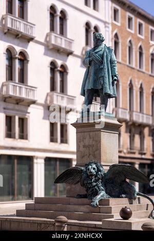 Statue est de Daniele Manin, un éminent patriote italien et homme d'État de Venise. La statue est située sur la place Campo Manin à Venise, en Italie Banque D'Images