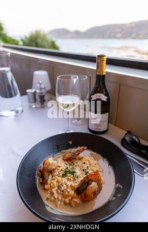 Risotto de crevettes grillées avec vin blanc en plein air Corse, France Banque D'Images