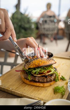 hamburger frais coupé avec un couteau Banque D'Images