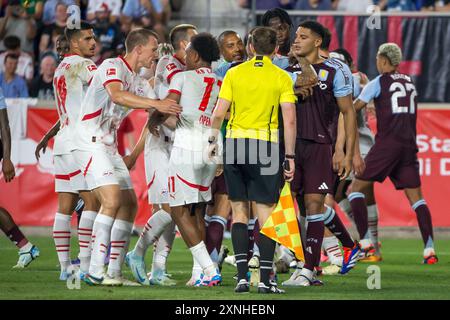 Harrison, États-Unis. 31 juillet 2024. Diego Carlos d'Aston Villa regarde lois Openda du RB Leipzig après un assaut lors d'un match amical de pré-saison au Red Bull Arena le 31 juillet 2024 à Harrison, New Jersey. Crédit : Brazil photo Press/Alamy Live News Banque D'Images