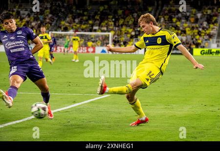 Nashville, Tennessee, États-Unis. 31 juillet 2024. L'attaquant Jacob Shaffelburg (14 ans) de Nashville SC frappe le ballon lors de son match de soccer à Nashville. (Crédit image : © Camden Hall/ZUMA Press Wire) USAGE ÉDITORIAL SEULEMENT! Non destiné à UN USAGE commercial ! Crédit : ZUMA Press, Inc/Alamy Live News Banque D'Images
